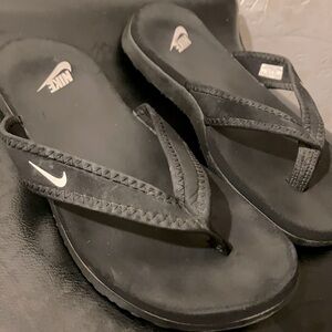 Men’s and women’s flip flops size 9w / 8m